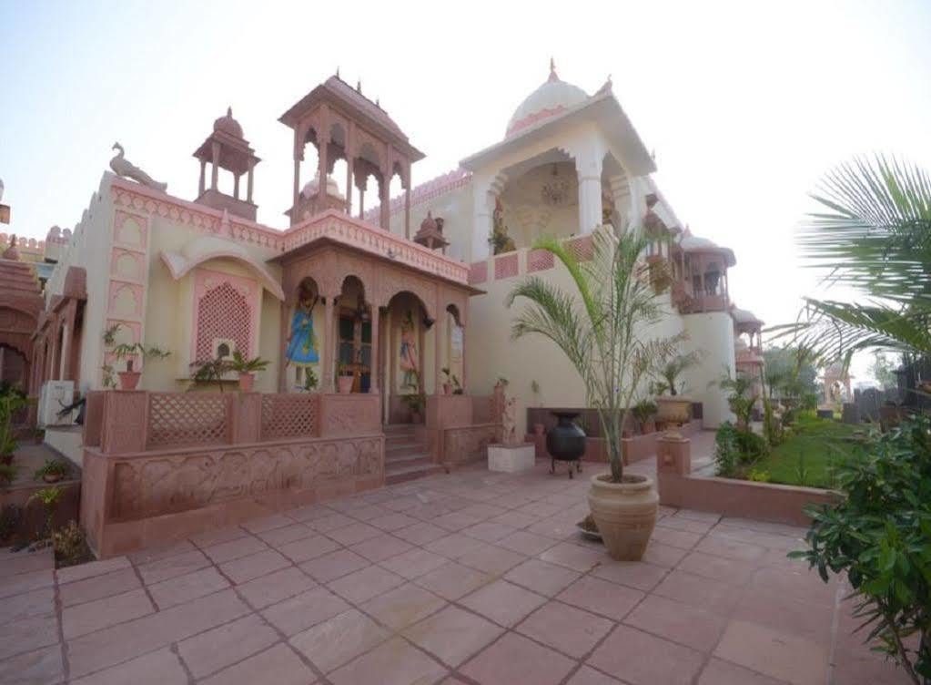 Hotel Suroth Mahal Luharu Bagian luar foto