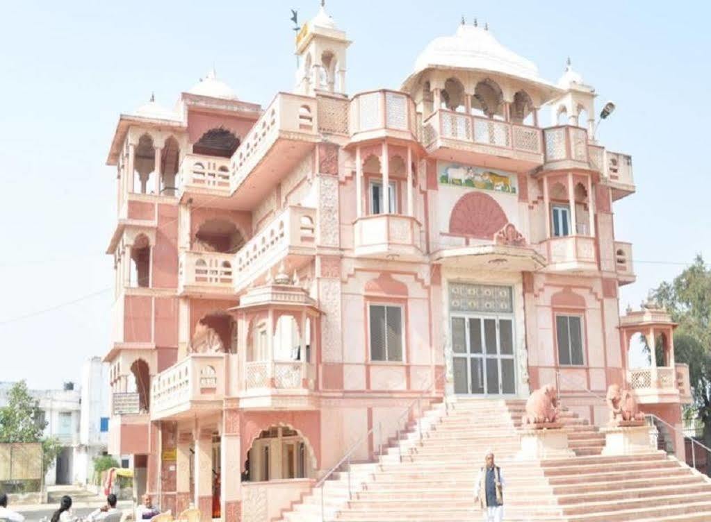 Hotel Suroth Mahal Luharu Bagian luar foto